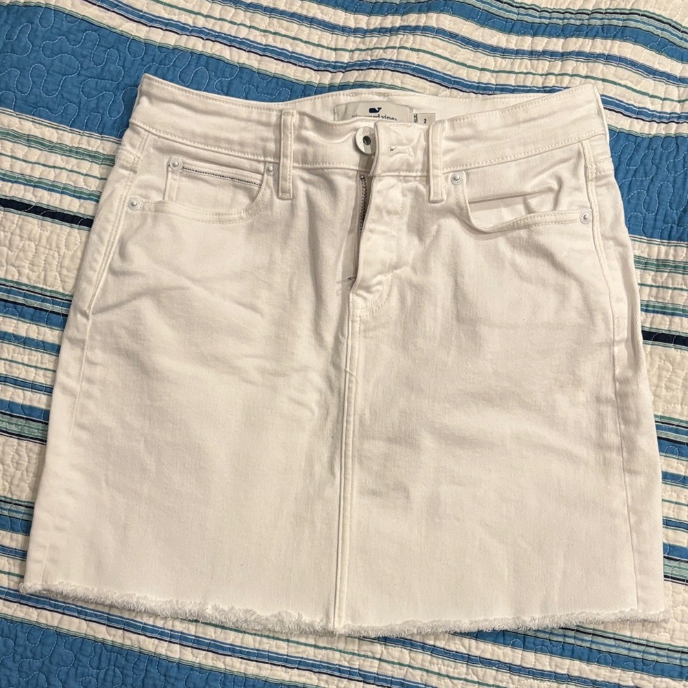 Vineyard Vines White Jean skirt size 2 LIKE NEW